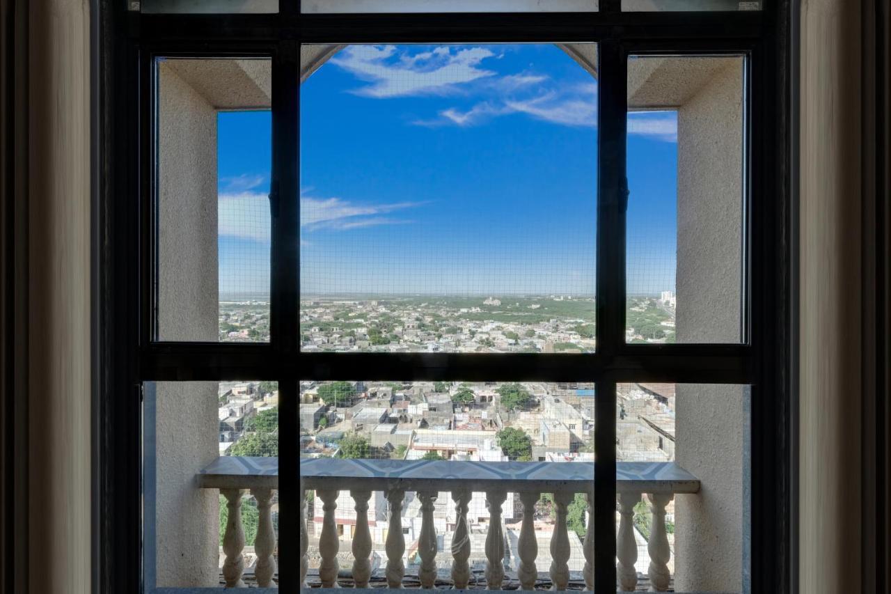 Готель Lemon Tree Premier, Dwarka Екстер'єр фото