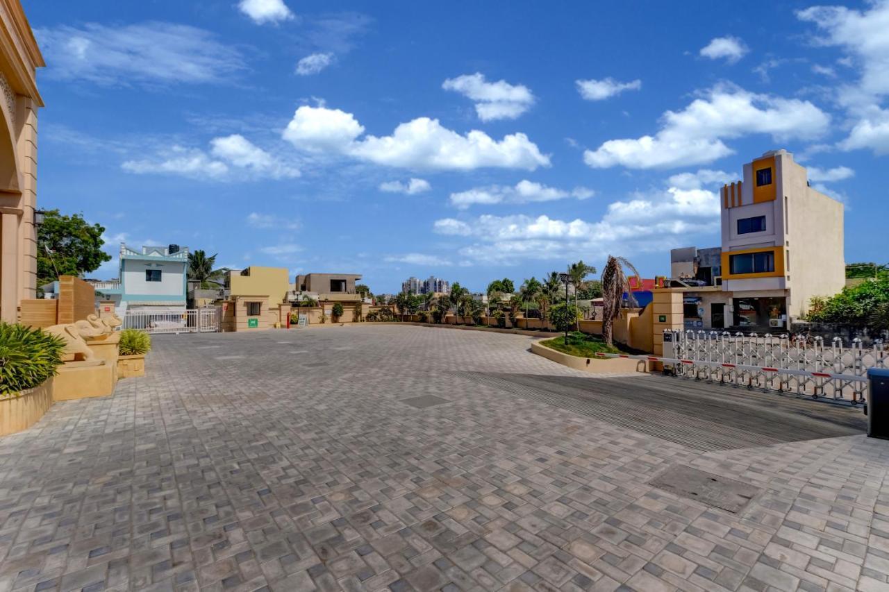 Готель Lemon Tree Premier, Dwarka Екстер'єр фото