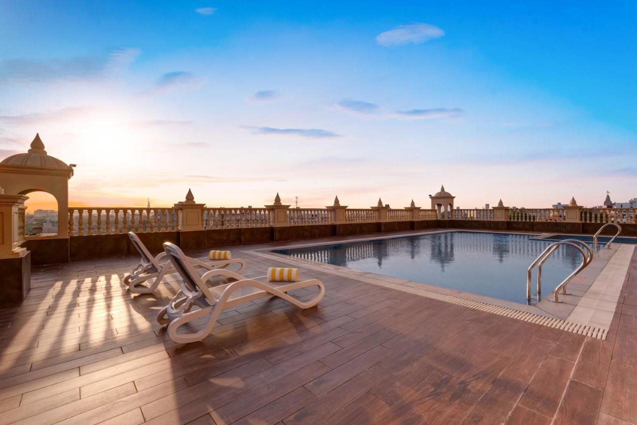 Готель Lemon Tree Premier, Dwarka Екстер'єр фото