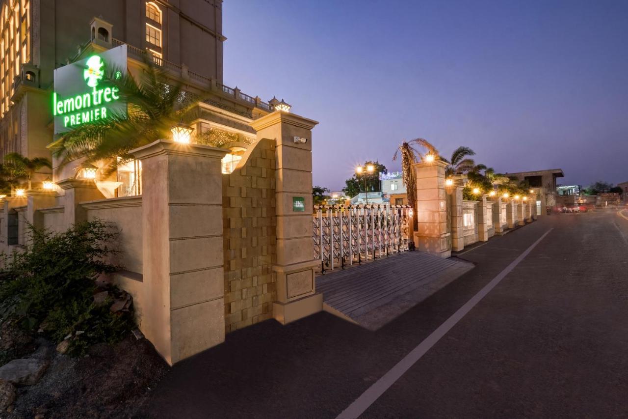 Готель Lemon Tree Premier, Dwarka Екстер'єр фото