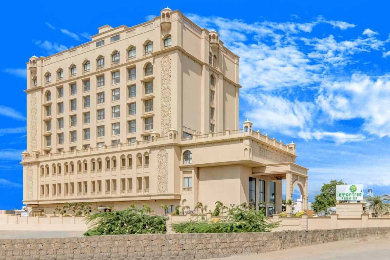Готель Lemon Tree Premier, Dwarka Екстер'єр фото