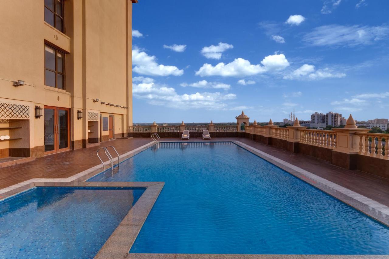 Готель Lemon Tree Premier, Dwarka Екстер'єр фото