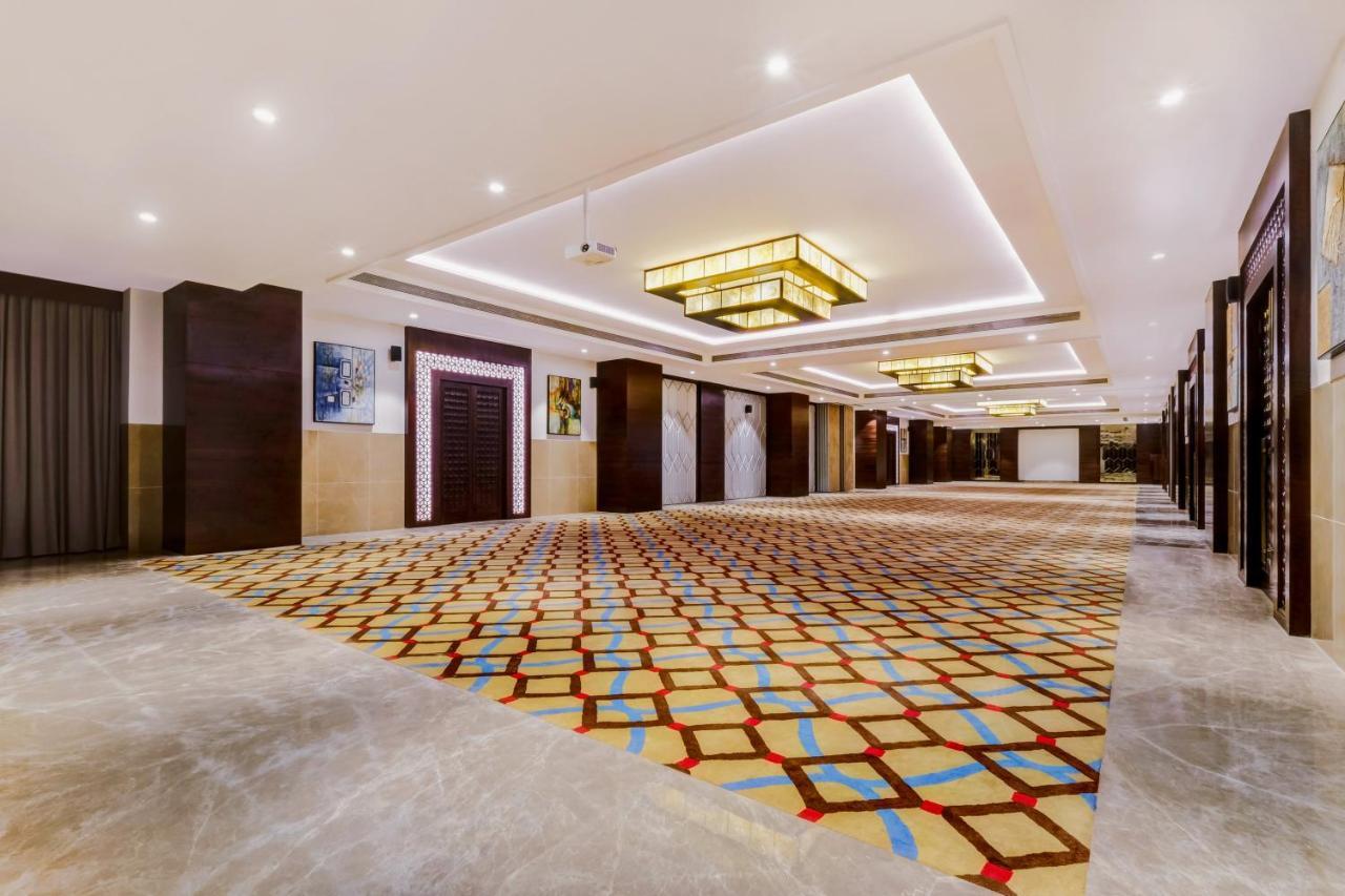 Готель Lemon Tree Premier, Dwarka Екстер'єр фото