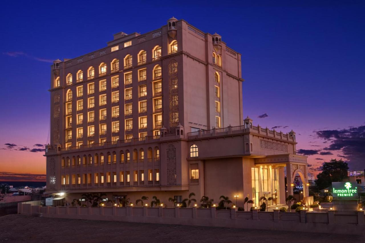 Готель Lemon Tree Premier, Dwarka Екстер'єр фото